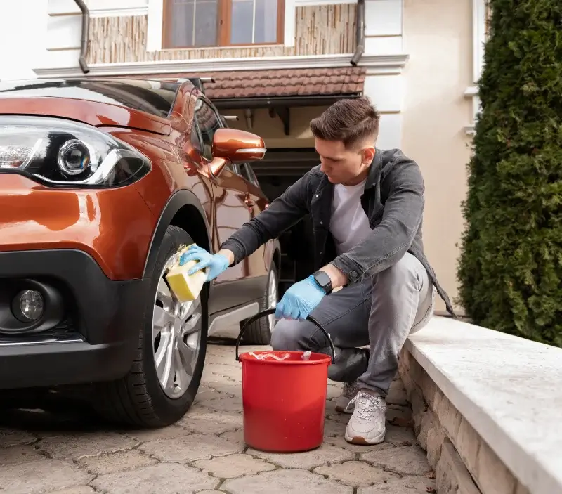 Lavage auto à domicile Bully : professionnel intervenant sur un véhicule